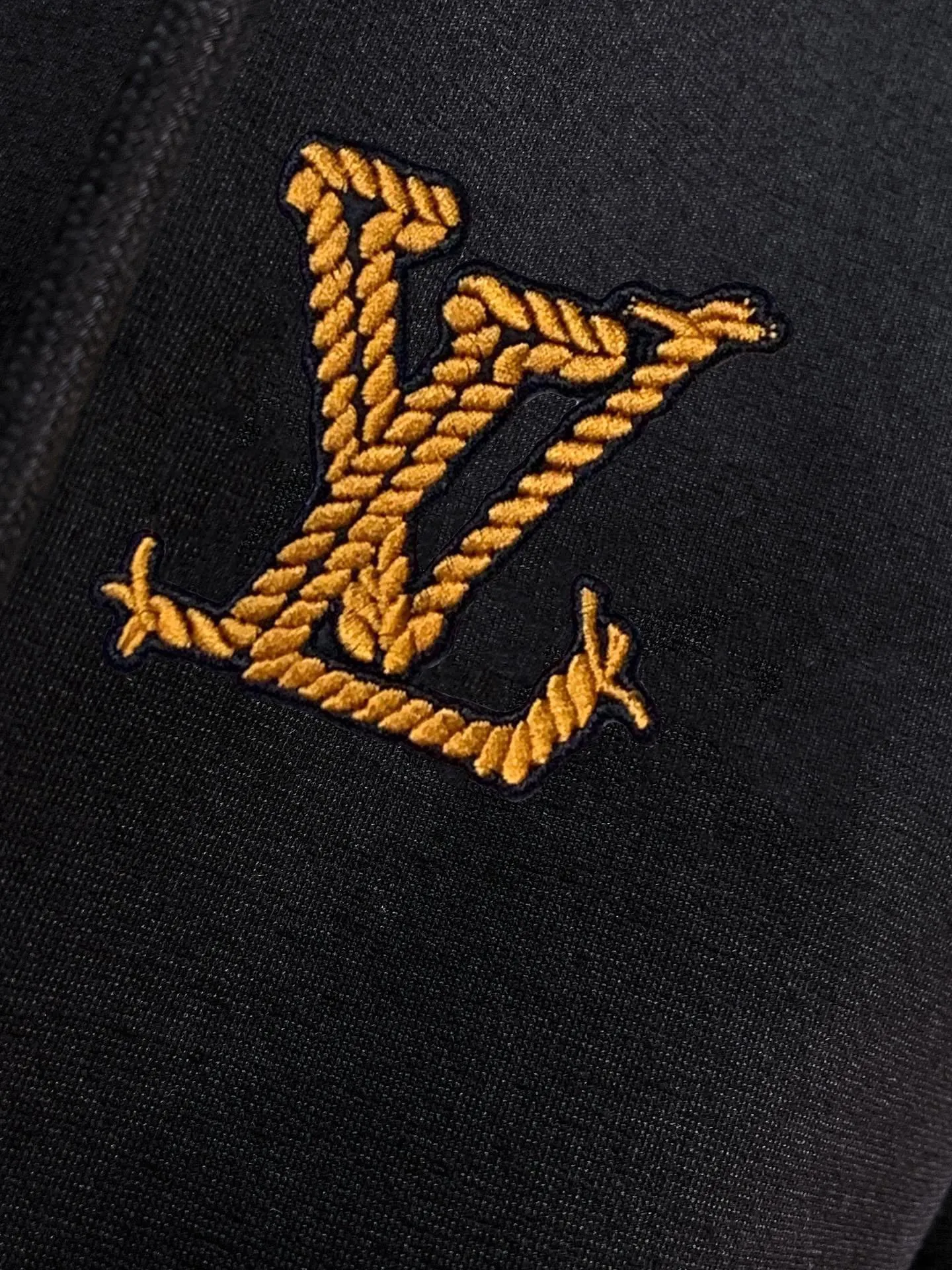 🅿️460 brand [LV Louis Vuitton] (velvet and thickened) 2025 autumn and winter new products, celebrities' favorite fashion-flavored casual suits, clean and neat tailoring, full of urban style. Made of high-quality custom-made fabrics, the lining has excellent thermal insulation effect, feels soft and dry, and the upper body effect is crisp and stylish. The three-dimensional cutting process and the pattern are all of high standards, and the silhouette version has the right benefits! It is not tight at all, and you feel good when you wear it. So many top-quality raw materials create high-end products with unparalleled value. It is the first choice for high-end fashion people. (Size: M-4XL can wear up to 200 pounds)